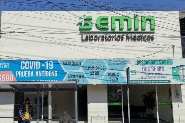 Asalto a laboratorios SEMIN en Puebla; ladrón amaga a empleados y clientes