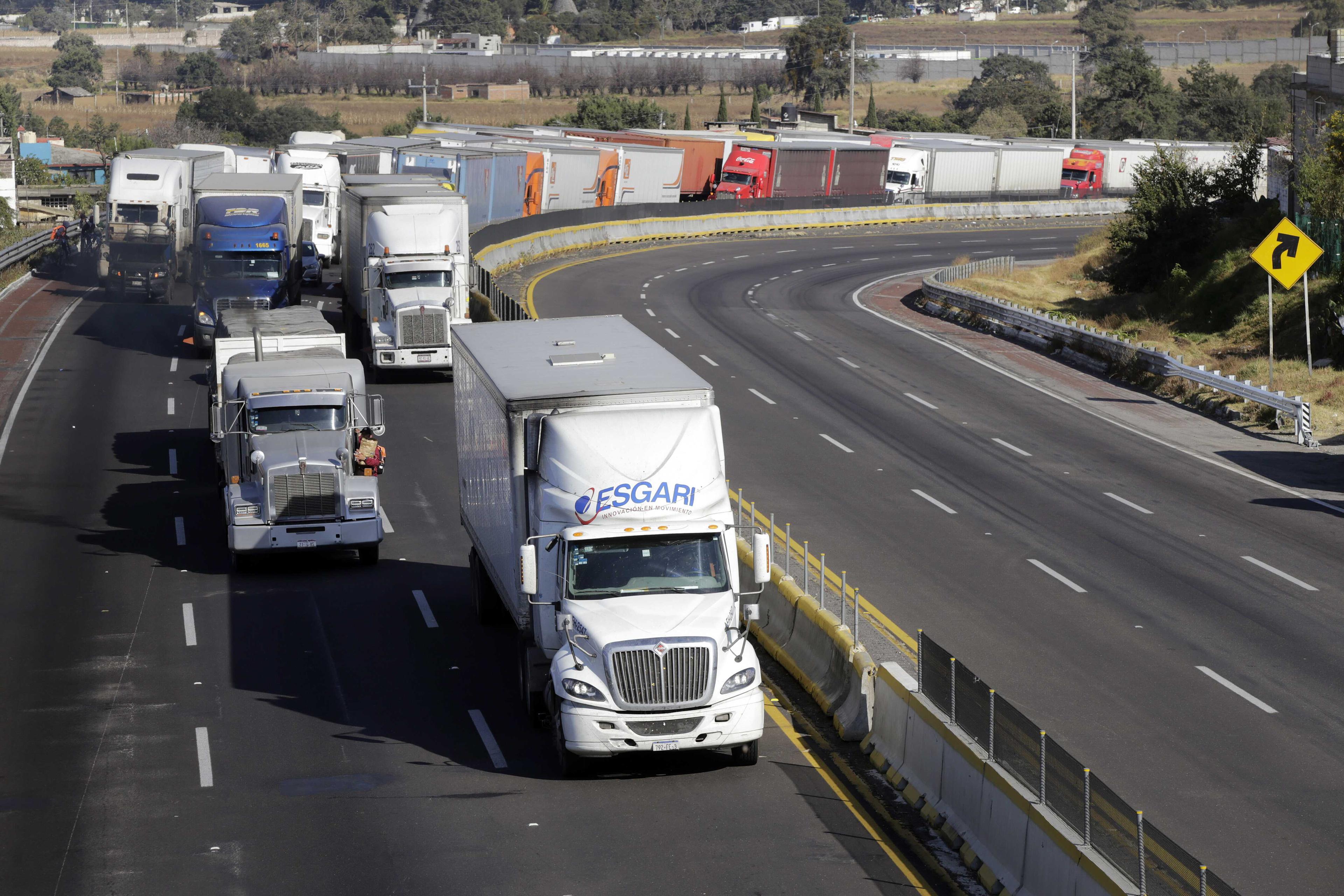 Así se salva trailero de asalto en la autopista México-Puebla