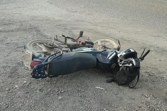 Auto se cruza en ruta de motociclista y lo mata