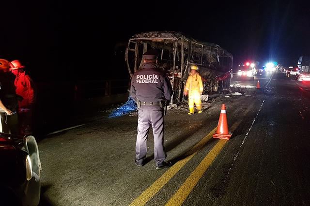 Arde autobús tras choque en la autopista México-Tuxpan