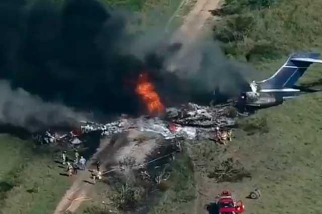 Avión con 21 personas cae en Texas; sólo hay un herido