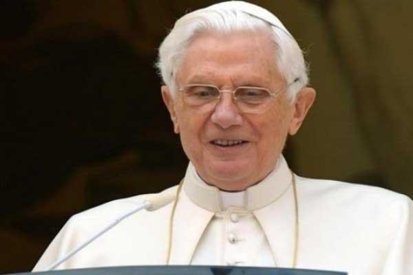 Joven asegura haber sido curado milagrosamente por Benedicto XVI