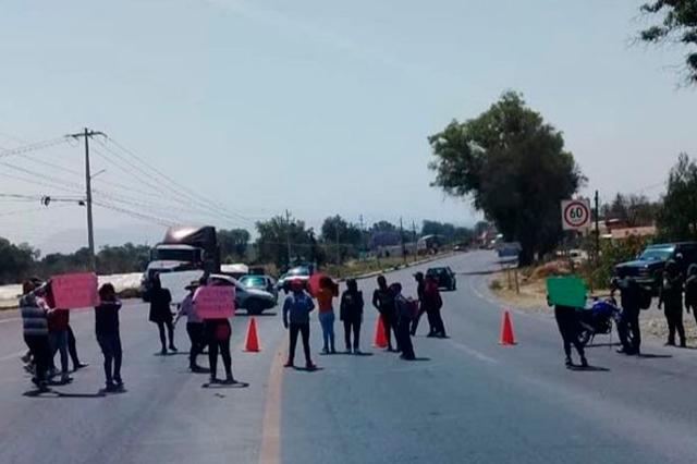 Padres de familia cierran la Puebla-Tehuacán, exigen recursos económicos