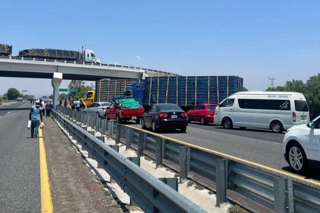 Cierran transportistas la Puebla – Orizaba, piden más seguridad