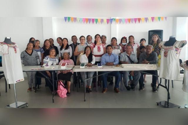 En Cacalotepec buscan preservar el arte de bordado de pepenado