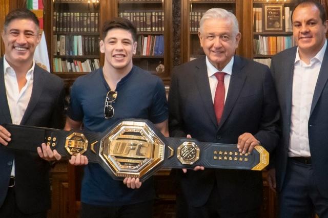 AMLO recibe al campeón Brandon Moreno en Palacio Nacional
