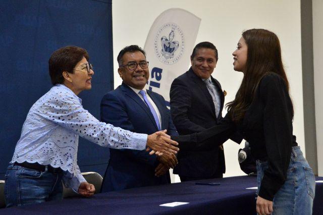 BUAP y BBVA México entregan beca a estudiantes universitarios