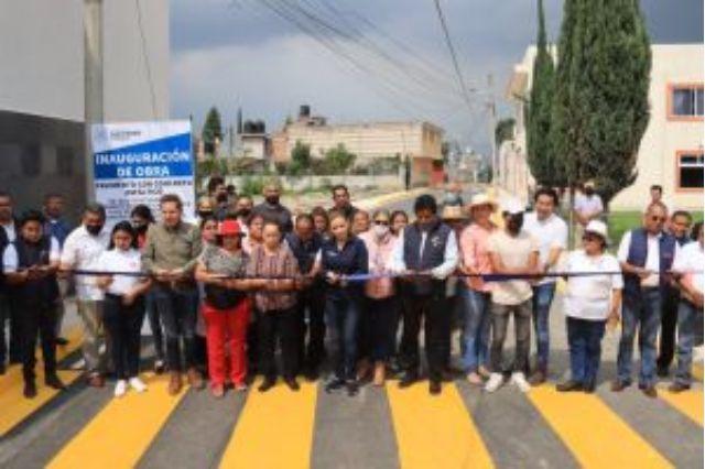 Inauguran 3 nuevas calles para vecinos de Acuexcomac y Momoxpan