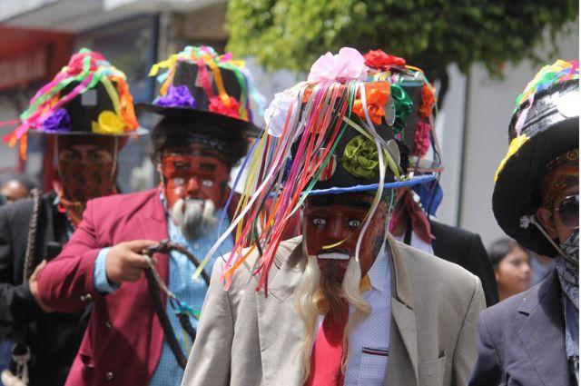 Carnaval de Tetitzintla 2023, desfilan más de 250 huehues