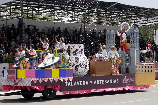 Vuelven a Puebla color, porras y sonidos del desfile del 5 de Mayo