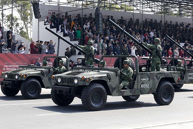 Vuelven a Puebla color, porras y sonidos del desfile del 5 de Mayo