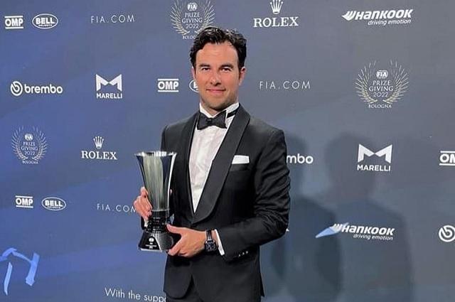 FIA reconoce a Checo Pérez durante premiación a lo mejor del 2022
