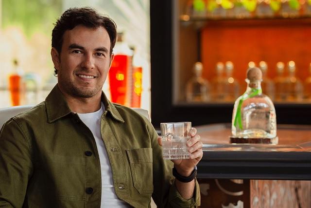 Checo Pérez sorprende a fans y presenta su nuevo tequila