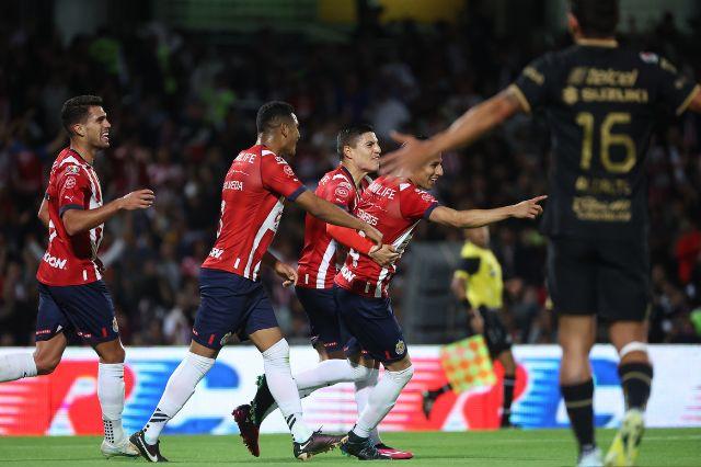 Chivas usa de trampolín a Pumas para escalar en Liga MX