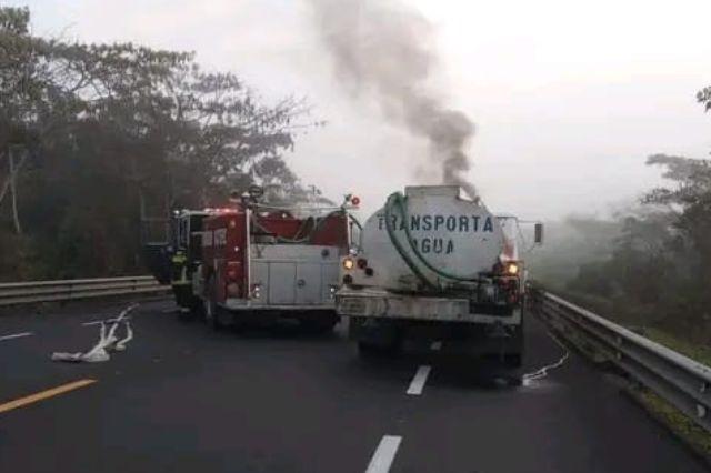 Choca y se incendia una pipa en la México-Tuxpan