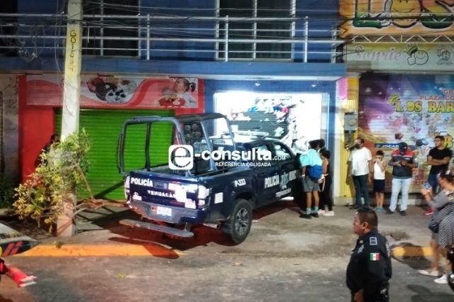 Ahora patrulla arrolla a mujer y choca local en Tehuacán