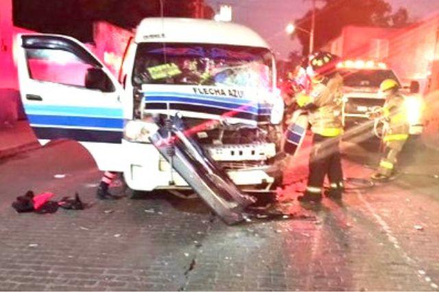 Choque de transporte público y camión de valores deja dos heridos en Puebla