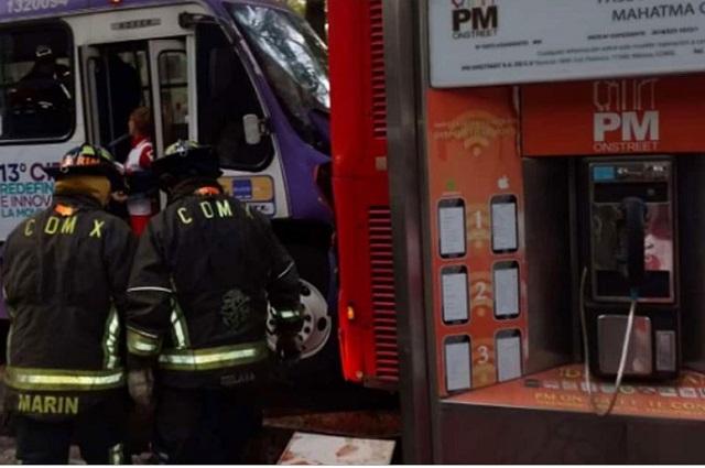 Choque de camión y Metrobús en CDMX deja 41 lesionados