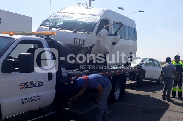 Choque en carretera Metepec-Atlixco, impacta particular contra colectivo
