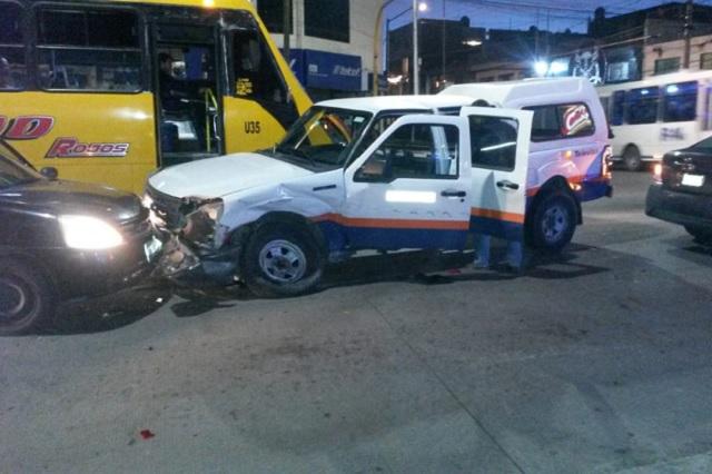 Patrulla se pasa el alto y embiste a camioneta de Televisa Puebla