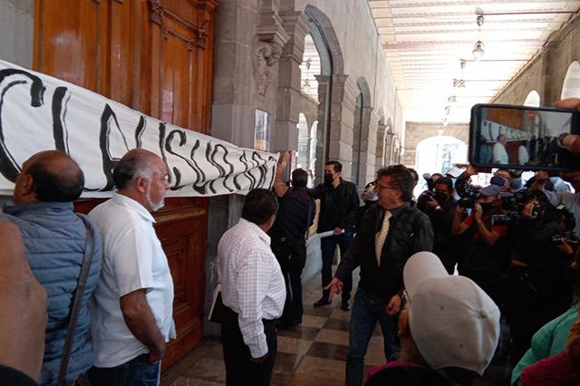 Ciudad de Puebla: activistas “clausuran” Palacio Municipal ¿por qué?