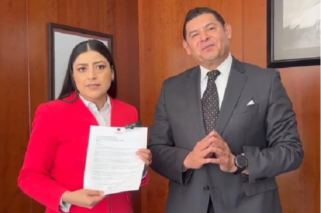 Claudia Rivera presenta reforma electoral; Alejandro Armenta la promoverá