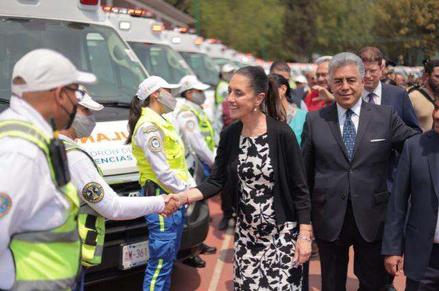 Claudia Sheinbaum entrega 25 nuevas ambulancias a CDMX