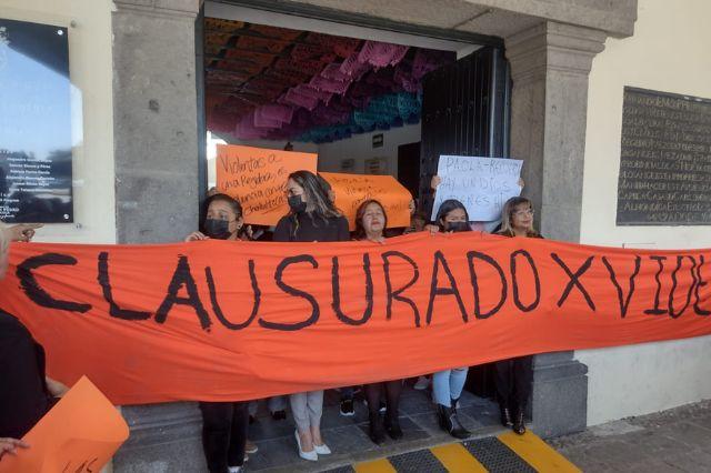 Con clausura simbólica del Palacio, protestan contra Paola Angon