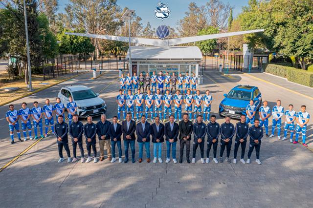 Club Puebla se toma la foto oficial en la Planta de la Volkswagen