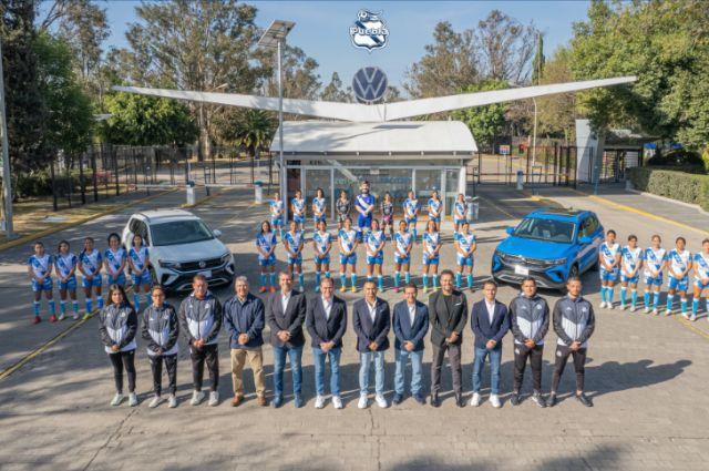 Club Puebla Femenil también se toma foto oficial en Planta de la VW