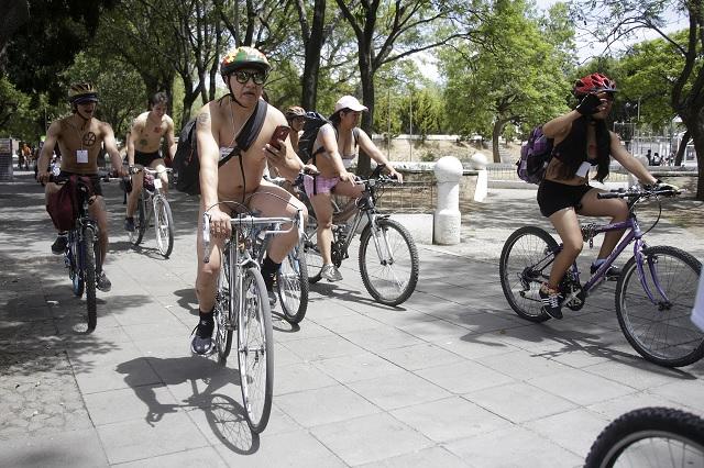 Ruedan desnudos en demanda de respeto a ciclistas en Puebla