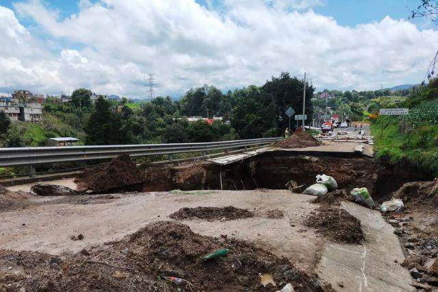 Colapsa carretera de Tlatlauqui tras socavón desatendido