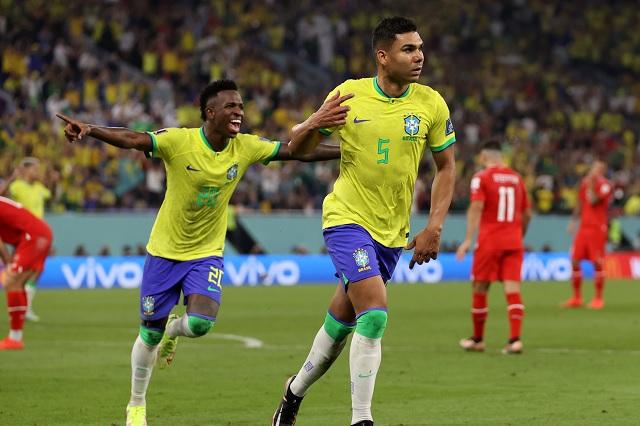 Con gol de Casemiro, Brasil pone un pie en los octavos de final
