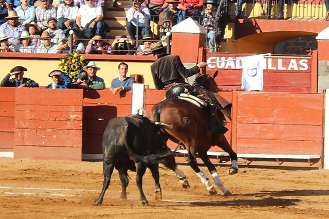 Corrida de toros en Tlaxcala tuvo regalos, bronca y triunfos