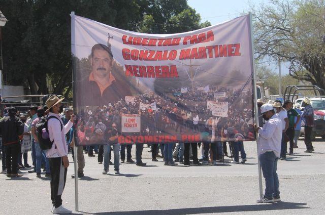 Cierre carretero en Chilac: exigen liberación de activista de Coyomeapan