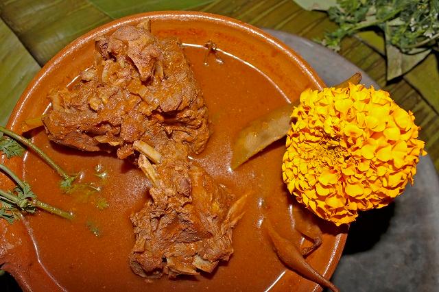 ¿Cuánto cuesta el plato de Mole de Caderas en Puebla?