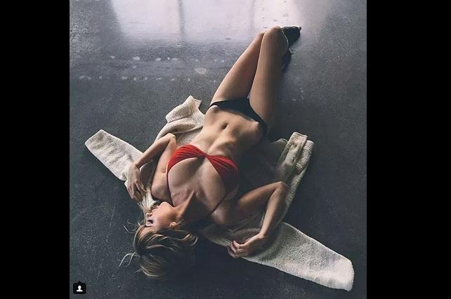 Danielle Sharp, una modelo sin inhibiciones que gusta del topless y Rooney