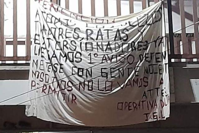 Delincuencia Puebla: cuelgan manta con amenazas en Tehuacán