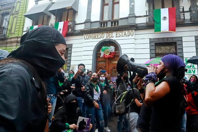 No habrá represión a marchas feministas en Puebla, dice Rivera