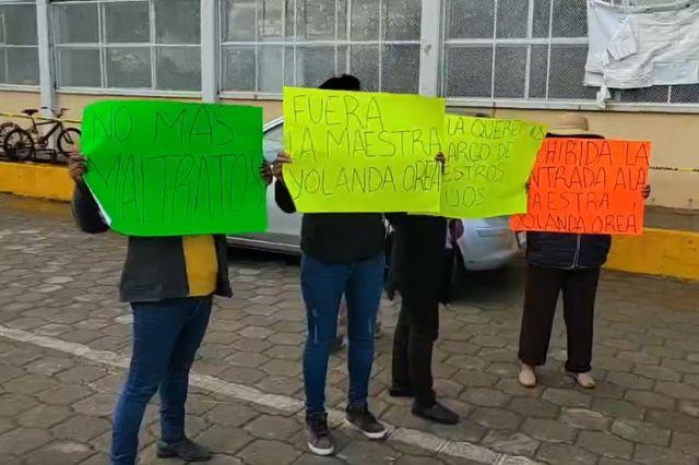 Manifestación Puebla: exigen despido de maestra por maltrato