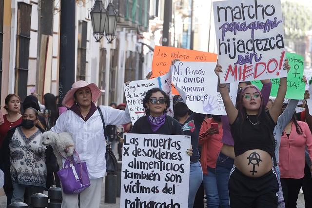 25N: marchan en Puebla por erradicar violencia contra mujeres