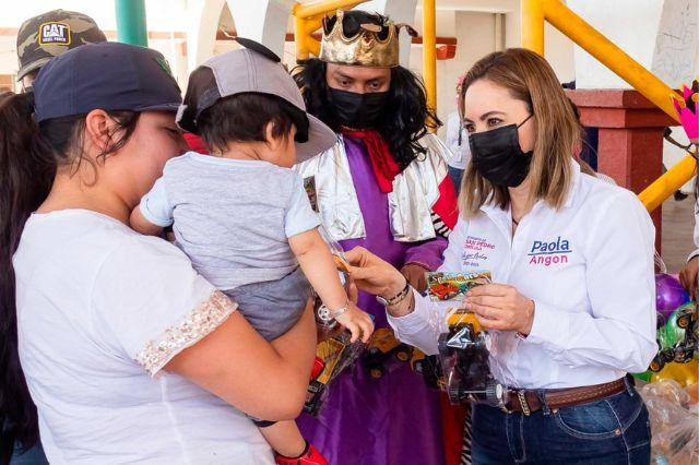 DIF Cholula entregó juguetes a niños de juntas auxiliares por Día de Reyes