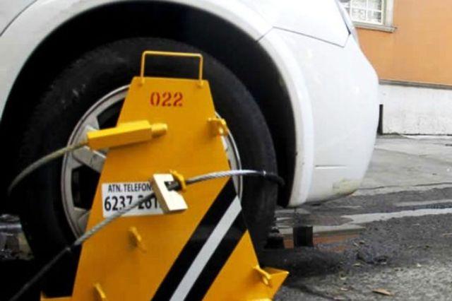 Parquímetros: autorizan colocar arañas a autos sin placas, en Puebla