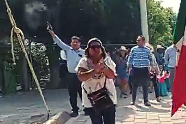 En desfile en Piaxtla, jefe de la Jurisdicción de Acatlán dispara al aire