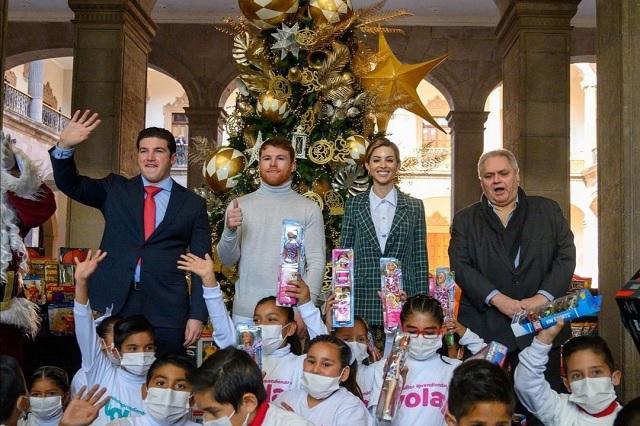 Canelo adelanta Navidad en DIF Monterrey; dona más de 5 mil juguetes