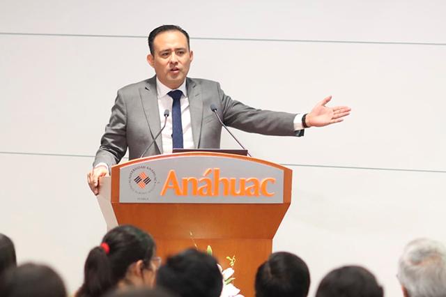 Eduardo Castillo imparte ponencia a alumnos de la Anáhuac Puebla