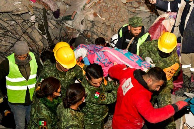 Ejército mexicano rescata a mujer con vida tras terremoto en Turquía (video)