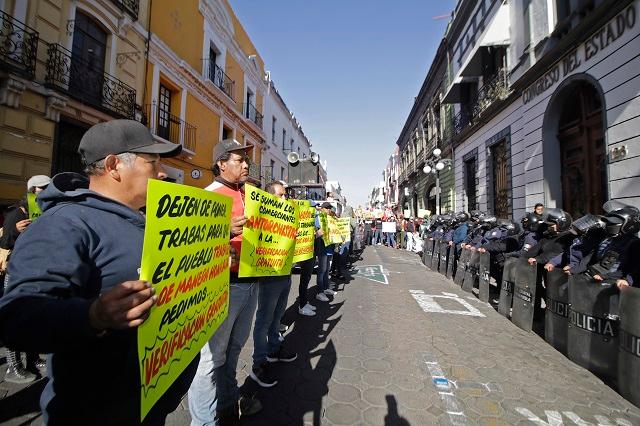 Elsa Bracamonte comparece ante Congreso de Puebla con manifestación en su contra