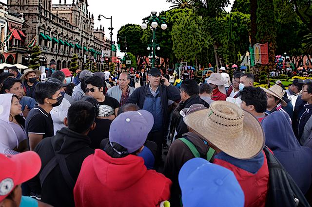 En Central de Abasto Puebla pelean por espacios y toman las calles