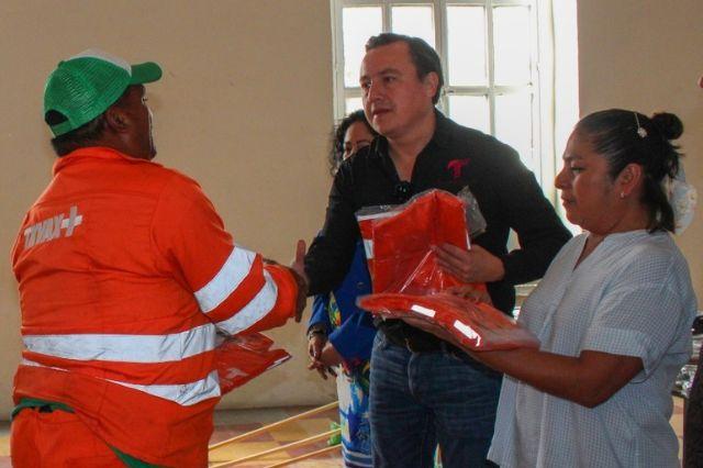 En Tecamachalco realizan segunda entrega de uniformes a personal de limpia